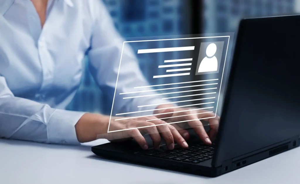 Na slici je prikazana žena kako prkeo laptopa kreira elektronski potpis.