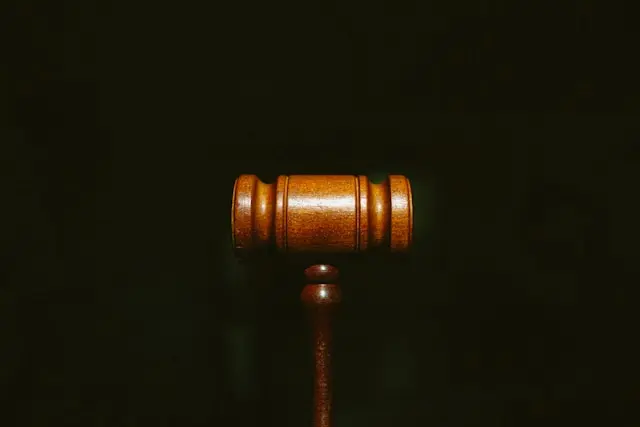 Na slici je prikazan čekić koji koristi sudija u sudnici za parnični postupak.