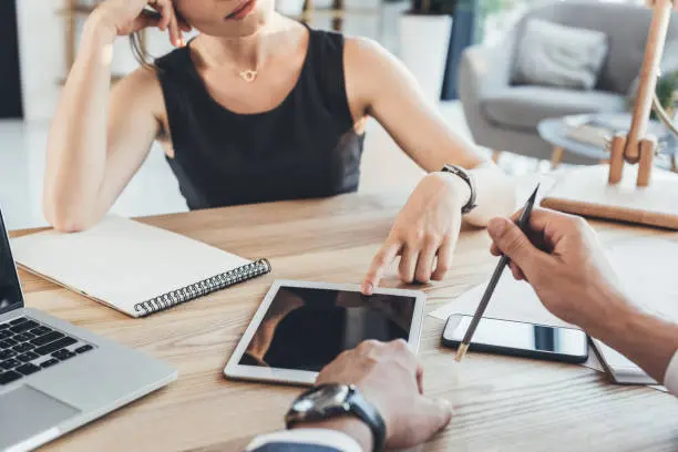 Na slici je prikazan timski rad, sastanak tima na kojem je glavna tema radno pravo.